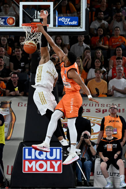 居勒尔在西 居勒尔在西